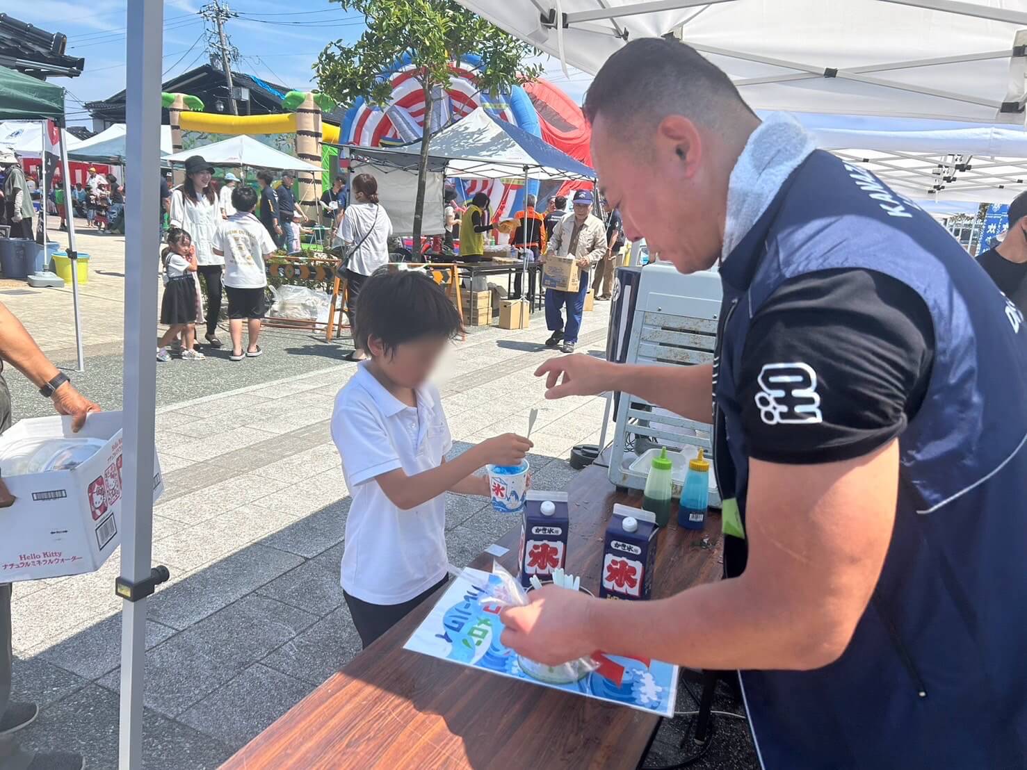かき氷を提供する河端代表